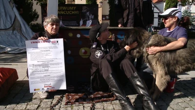 Wejherowo: Przykuli się łańcuchami do bud
