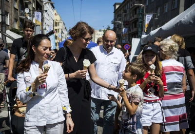 Spacer między stoiskami  z Panią Wiceprezydent i kuratorami festiwalu.jpg