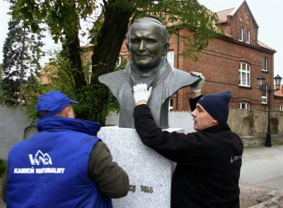Wejherowo 2010 - montaż i poświęcenie popiersia Jana Pawła  fot. Leszek Spigarski