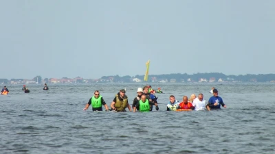 Przemaszerowali przez Zatokę Pucką