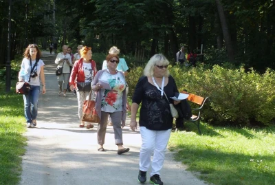 Odkrywali ciekawostki wejherowskiego parku (fot. Leszek Spigarski)