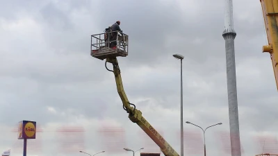 Chwiejny maszt powodem korków na krajowej szóstce