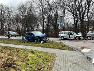 Wypadek dwóch samochodów osobowych i ciężarówki