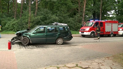 Pijany kierowca uderzył w drzewo