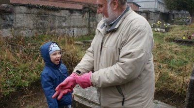 Sprzątanie wejherowskiego cmentarza