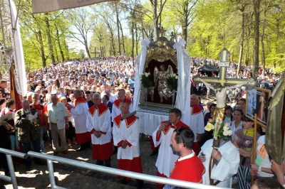 Ostatni dzień Odpustu Wniebowstąpienia Pańskiego. Suma odpustowa na Kalwarii Wejherowskiej fot. Leszek Spigarski