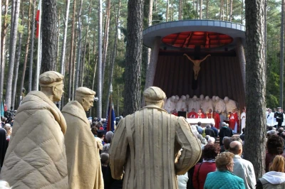 Obchody w Piaśnicy: Powstały figury więźniów Stutthofu (fot. Leszek Spigarski)