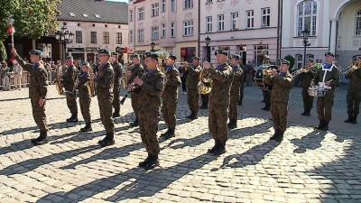 Przekazanie repliki sztandaru 1 Morskiego Pułku Strzelców