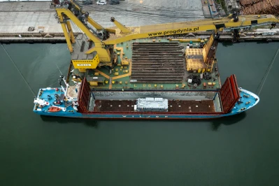Płynął przez oceany i Bałtyk. 260-tonowy transformator dotarł do Żarnowca