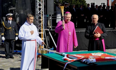 Uroczystość poświęcenia repliki sztandaru 1 Morskiego Pułku Strzelców - fot. Leszek Spigarski