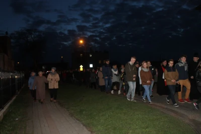 Wielki Piątek i pierwsza Droga Krzyżowa ulicami Choczewa