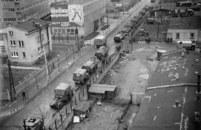 Kolumna wojskowych transporterów na ul. Polskiej, 17.12.1970 r./http://www.grudzien70.ipn.gov.pl