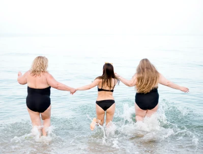 Stroje kąpielowe plus size z wzmocnioną miseczką - na co patrzeć przy końcówce sezonu nad Bałtykiem?