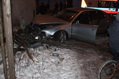 Auto wjechało w budynek w Wejherowie