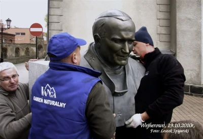 Wejherowo 2010 - montaż i poświęcenie popiersia Jana Pawła  fot. Leszek Spigarski