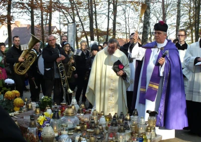 Poświęcenie Bezimiennego Grobu Dzieci Martwo Urodzonych (fot.Leszek Spigarski)