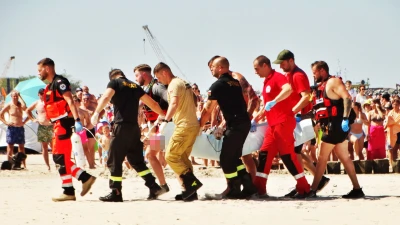 Dramatyczna akcja ratunkowa na plaży. Mężczyzna nie żyje