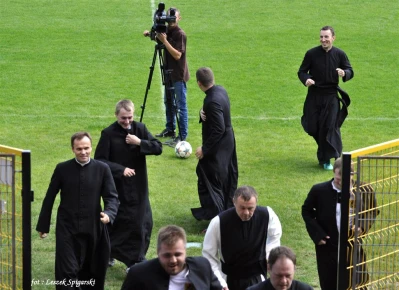 Księża i samorządowcy - mecz na Wzgórzu Wolności, fot. Leszek Spigarski