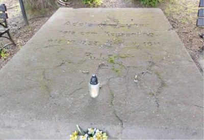 Samotny grób na Kalwarii Wejherowskiej. Związana jest z nim miłosna historia