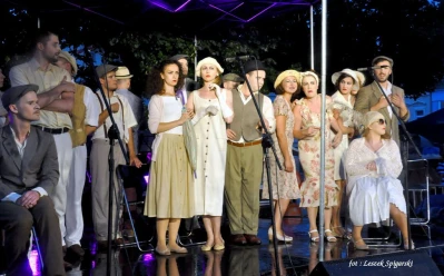 Wodewil Warszawski w strugach deszczu na Placu Wejhera fot. Leszek Spigarski