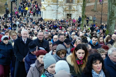 Tłumy wiernych na kalwaryjskiej Drodze Krzyżowej fot. Leszek Spigarski