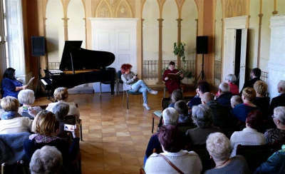 Spektakl Od przedszkola do seniora w wykonaniu teatru Srebrna Nitka fot. Leszek Spigarski