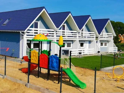 Rodziny z dziećmi wybierają obiekty z atrakcjami. Dlaczego warto zainwestować w plac zabaw?