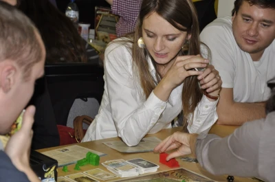 Pionki, karty oraz kapsle
