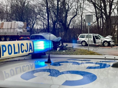 Wypadek dwóch samochodów osobowych i ciężarówki