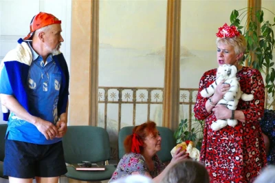 Spektakl Od przedszkola do seniora w wykonaniu teatru Srebrna Nitka fot. Leszek Spigarski