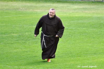 Księża i samorządowcy - mecz na Wzgórzu Wolności, fot. Leszek Spigarski