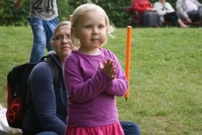 Rodzinne siadanie na trawie z akordeonem