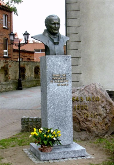 Wejherowo 2010 - montaż i poświęcenie popiersia Jana Pawła  fot. Leszek Spigarski