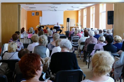 Wejherowo 2017. Statuetki Super Seniora dla studentów WUTW  YMCA – fot. Leszek Spigarski