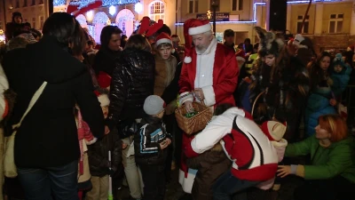 Świąteczna choinka oświetla wejherowski rynek