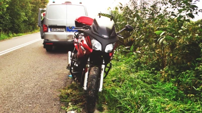 Motocyklista wypadł z drogi w powiecie słupskim. Trafił do szpitala | ZDJĘCIA