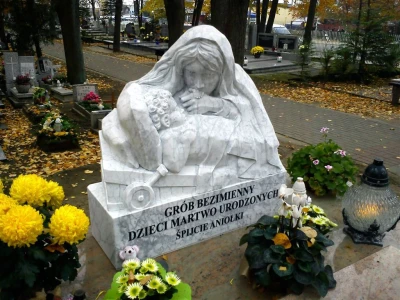 Poświęcenie Bezimiennego Grobu Dzieci Martwo Urodzonych (fot.Leszek Spigarski)
