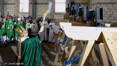 Luzino – 15-lecie parafii Matki Bożej Różańcowej, poświęcenie dzwonów – fot. Leszek Spigarski