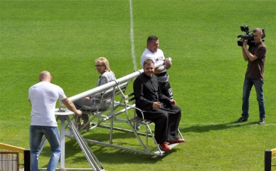 Mecz księża i samorządowcy - przedmeczowe atrakcje - fot. Leszek Spigarski