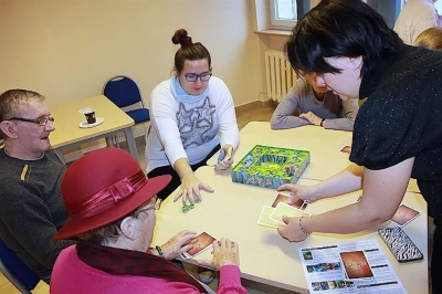 Seniorzy świętowali w bibliotece – fot. Leszek Spigarski i Krzysztof Powałka