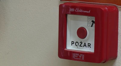 Ogień na czwartym piętrze, gęsty dym na klatce. Nocna akcja strażaków
