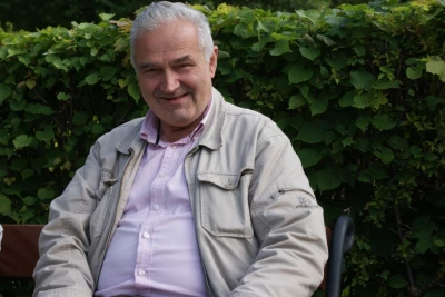 Rodzinne siadanie na trawie z akordeonem