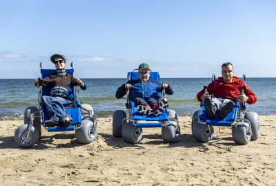 Likwidują bariery. Specjalne wózki z Australii pomogą wjechać na plażę