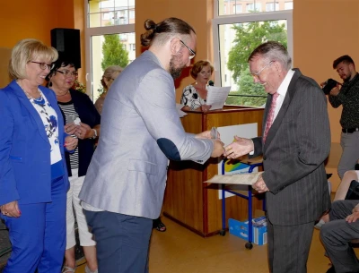 Wejherowo 2017. Statuetki Super Seniora dla studentów WUTW  YMCA – fot. Leszek Spigarski