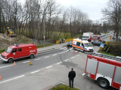 Reda: samochód wjechał w barierkę