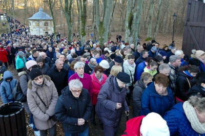 Tłumy wiernych na kalwaryjskiej Drodze Krzyżowej fot. Leszek Spigarski