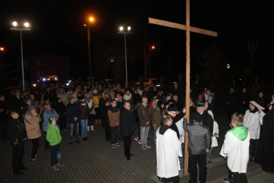 Wielki Piątek i pierwsza Droga Krzyżowa ulicami Choczewa
