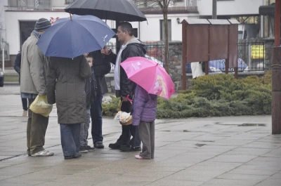 Ze święconką, mimo deszczu
