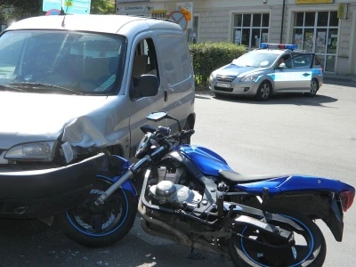 Zderzenie motocykla Suzuki z Peugeotem