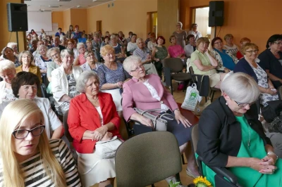 Wejherowo 2017. Statuetki Super Seniora dla studentów WUTW  YMCA – fot. Leszek Spigarski